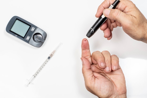 Lancetta per forare un dito durante un test della glicemia del diabete