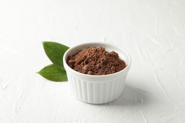 Lanci con cacao in polvere e le foglie su bianco, primo piano