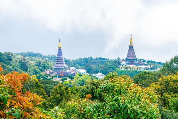 Landmark pagoda nel parco nazionale doi Inthanon con cielo nuvoloso a Chiang Mai, Thailandia.