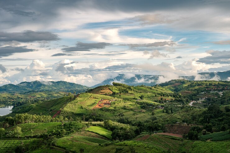 Photo landscape of rural agricultural hill with sunlight shine in rainy season at khao kho, phetchabun