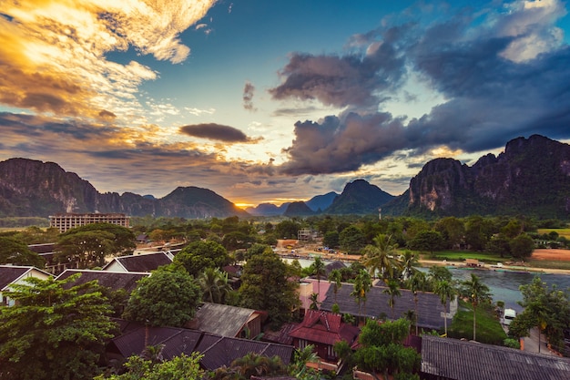 Landscape Viewpoint e bel tramonto a Vang Vieng, Laos.