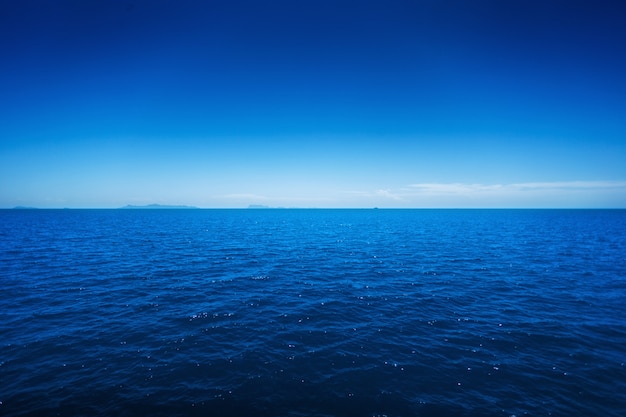 Lanscape di un bellissimo mare e cielo blu