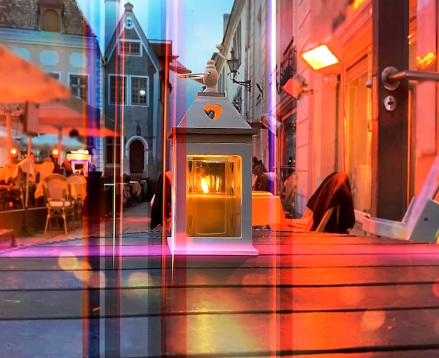 Lanter serale di strada a lume di candela nella città medievale di Tallinn