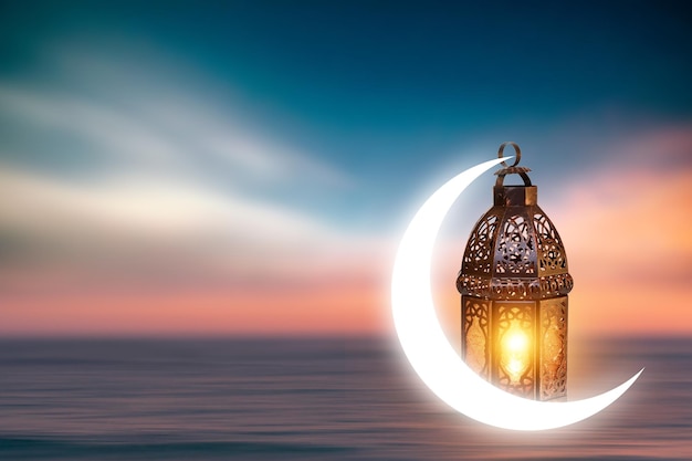 Lanterna araba ornamentale con candela accesa incandescente. Biglietto di auguri festivo, invito per i musulmani