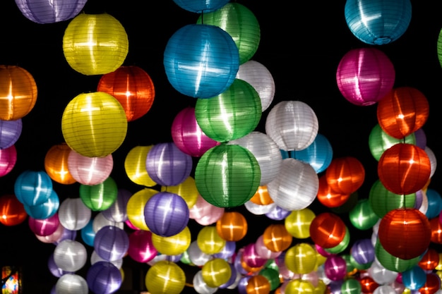 Lanterna colorata appesa nella notte al capodanno cinese