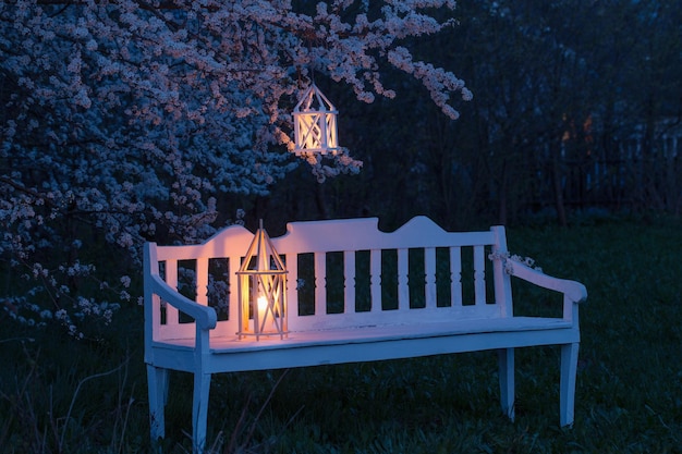 Lanterna con candela accesa sul ciliegio primaverile