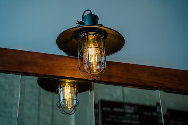 Lanterna da caffè nera appesa vintage illuminata con sfondo sfocato di esterni