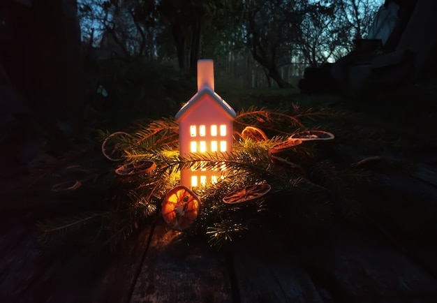 Lanterna decorativa con candela accesa nel parco autunnale di sera.