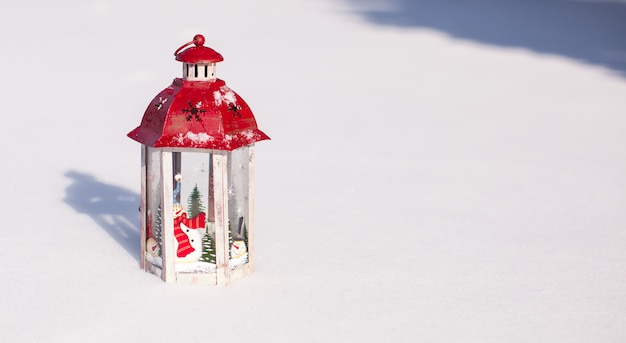 Lanterna decorativa di natale nel giorno di inverno della neve