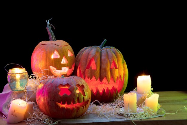 Lanterna della presa della testa della zucca di Halloween con i fronti e le candele spaventosi diabolici