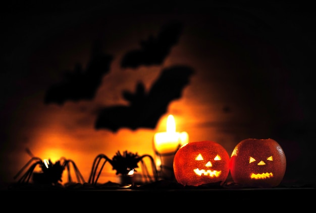 Lanterna della presa della testa della zucca di Halloween su fondo di legno