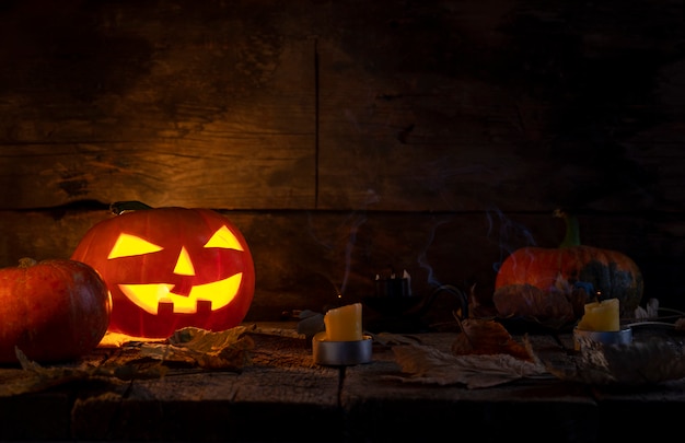 Lanterna della presa o della testa delle zucche di Halloween sulla tavola di legno.