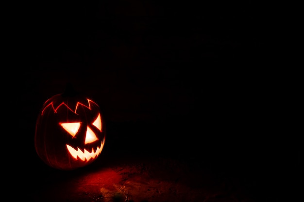 Lanterna della zucca di Halloween spettrale di notte nell'oscurità