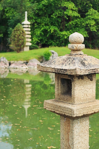 Lanterna di pietra chiamata Toro in un giardino giapponese