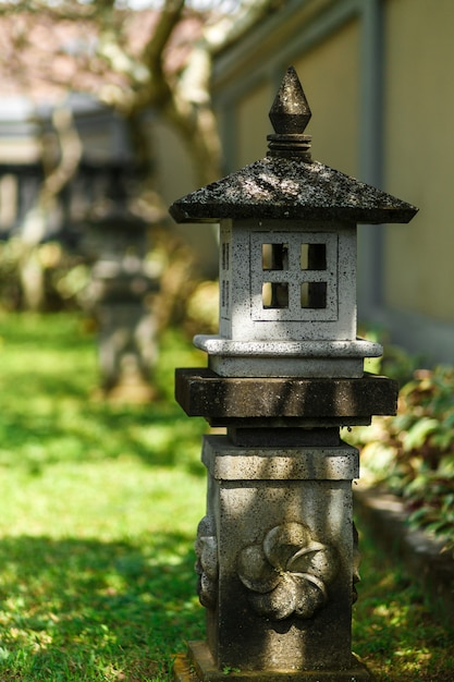 Lanterna di pietra decorativa sotto forma di una casa in cortile