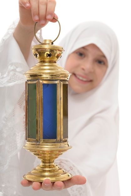 Lanterna di Ramadan nelle mani della ragazza musulmana felice