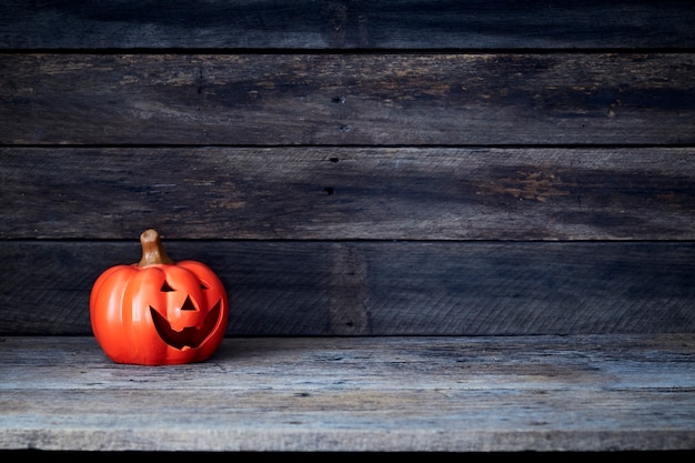 Lanterna di zucca di Halloween. Dolcetto o scherzetto su un tavolo di legno