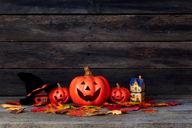 Lanterna di zucca di Halloween. Dolcetto o scherzetto su un tavolo di legno