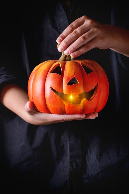 Lanterna di zucca di Halloween nelle mani del bambino