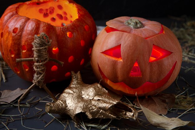 Lanterna di zucca intagliata di halloween spettrale con teschio di animale dorato