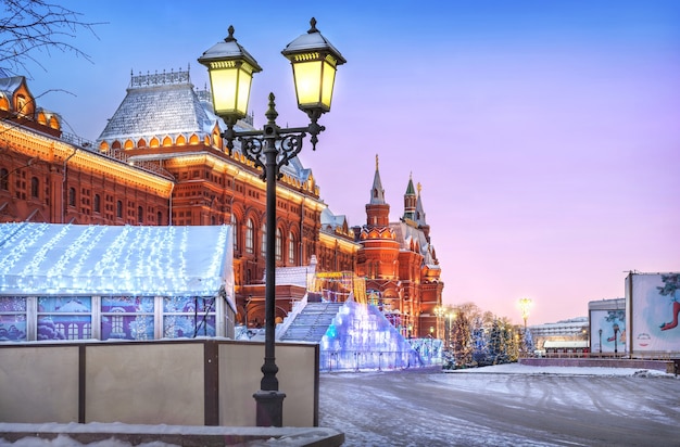 Lanterna presso il Museo Storico in Piazza Manege nelle prime ore del mattino d'inverno