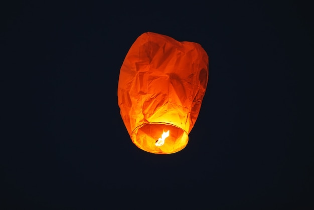 Lanterna volante nel cielo scuro