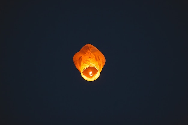 Lanterna volante nel cielo scuro