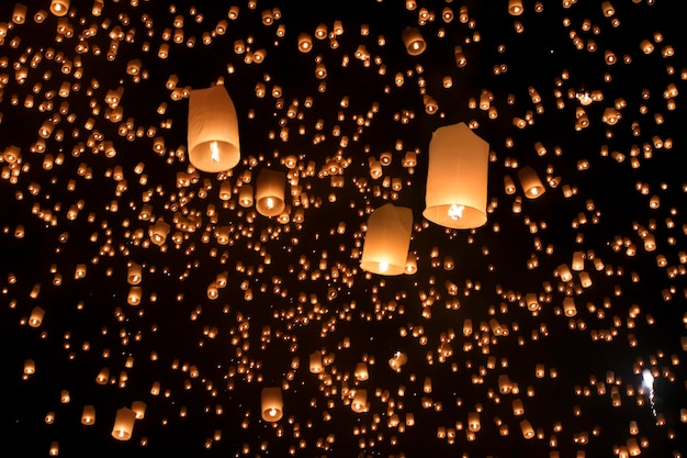 Lanterne asiatiche galleggianti nel festival Yee-Peng, Chiang Mai Thailandia