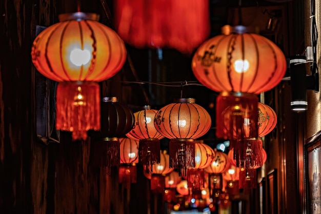 Lanterne cinesi sulla strada di notte, China town, decorazione cinese del nuovo anno. Traduzione Felice