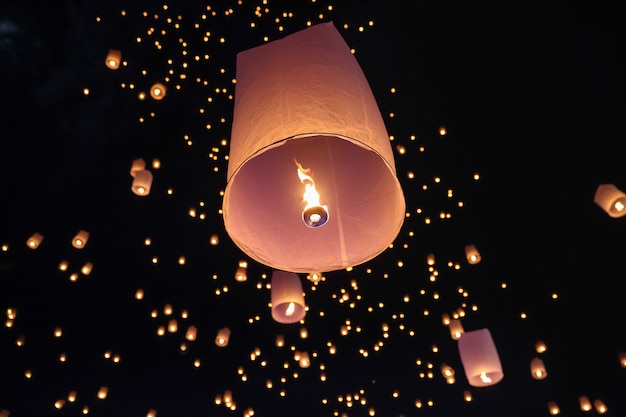 Lanterne di galleggiamento turistiche del cielo nel festival di Loy Krathong, Chiang Mai, Tailandia