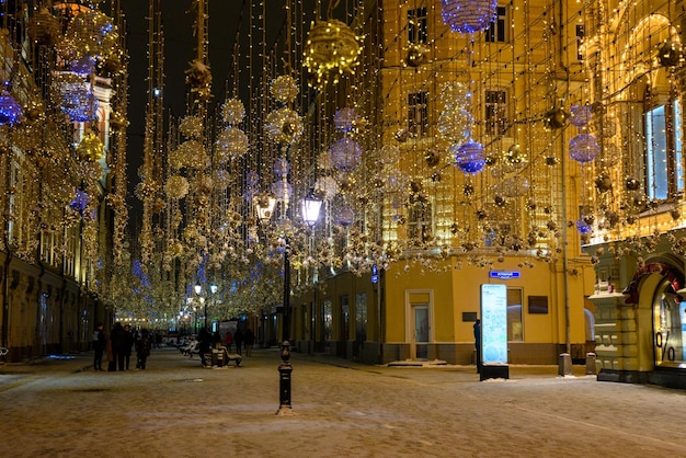 Lanterne di Natale sulla strada della città La tempesta di neve