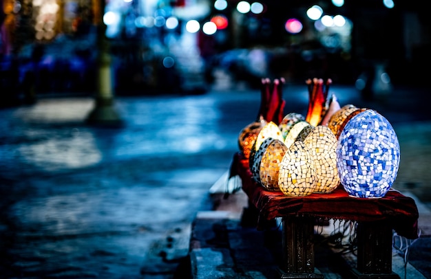 Lanterne di strada colorate arabe nelle strade per la vetrina