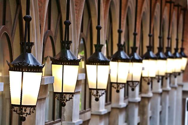 Lanterne elettriche con stile vintage lampadina appesa in chiesa