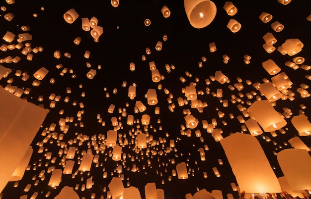 Lanterne galleggianti turistiche del cielo nel festival di Loy Krathong, Chiang Mai, Tailandia.