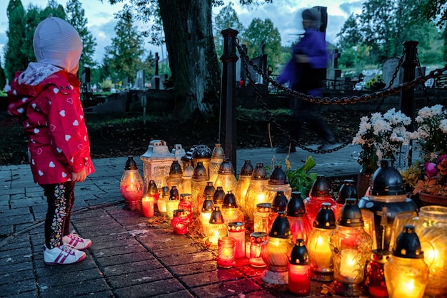 Lanterne per la festa dei defunti al cimitero