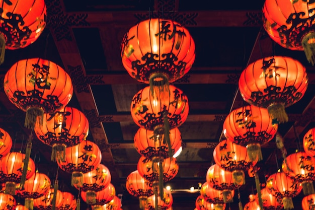 Lanterne rosse cinesi appese in strada di notte per la decorazione. La lettera cinese scritta significa buona fortuna.