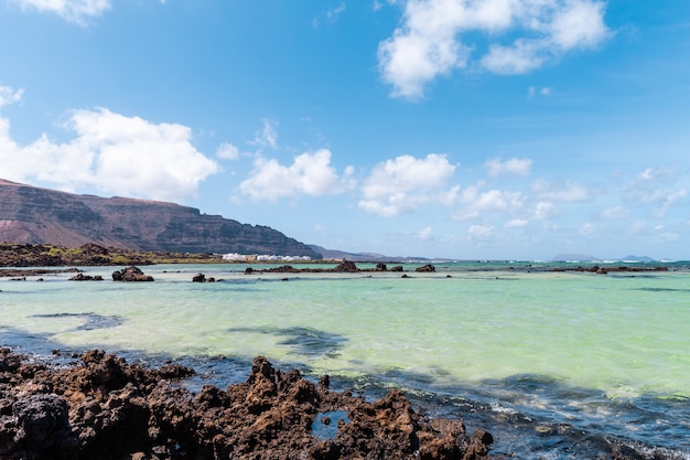 Lanzarote alla base di enormi scogliere vulcaniche