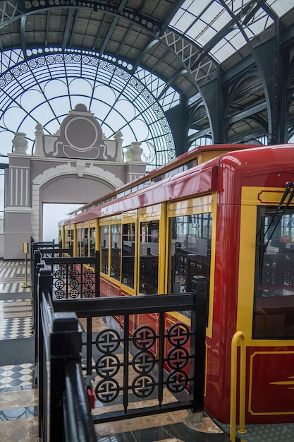 Lao Cai Vietnam 13 ottobre 2018 Vista interna della stazione Sun Plaza Sapa l'unico centro commerciale in stile europeo di lusso nel piccolo villaggio di Sapa Il treno di montagna da Sapa a Fansipan