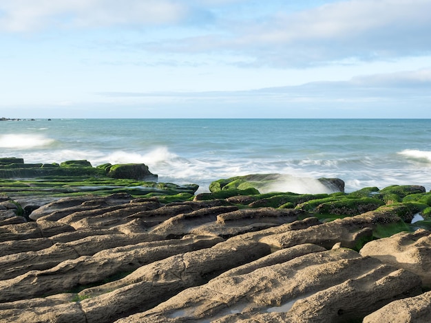 LaoMei green rock trogoli The Green Reef in nuvoloso a New Taipei CityTaiwan