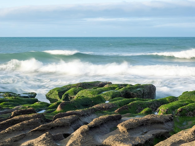 LaoMei green rock trogoli The Green Reef in nuvoloso a New Taipei CityTaiwan