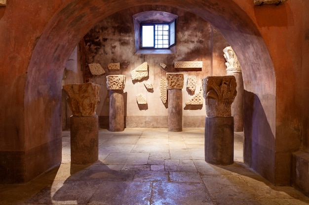 Lapidario della chiesa della Visitazione della Beata Vergine Maria a Santa Elisabetta, Bale, Valle