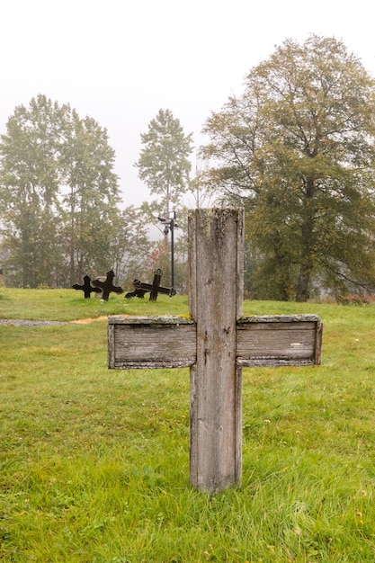 Lapide a croce di legno in un cimitero rurale