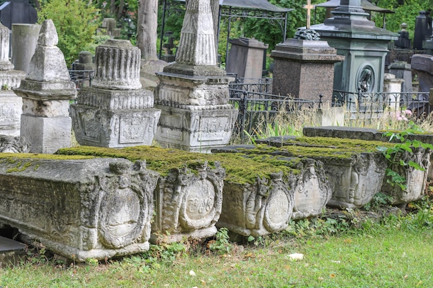 Lapide antica del cimitero ricoperta di muschio