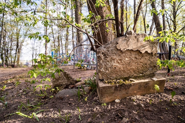 Lapide rotta su una tomba abbandonata in un cimitero in una giornata di primavera