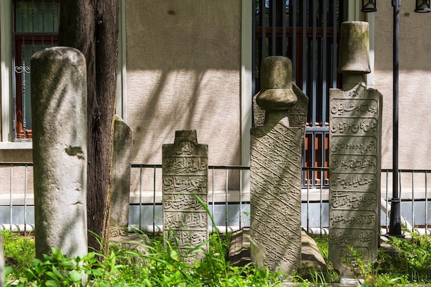 Lapidi dei dervisci nel cimitero di Galata Mevlevihane Museum Silent House a Istanbul Turchia