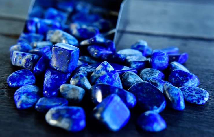 Foto lapislazzuli bella pietra blu naturale per la creazione di gioielli