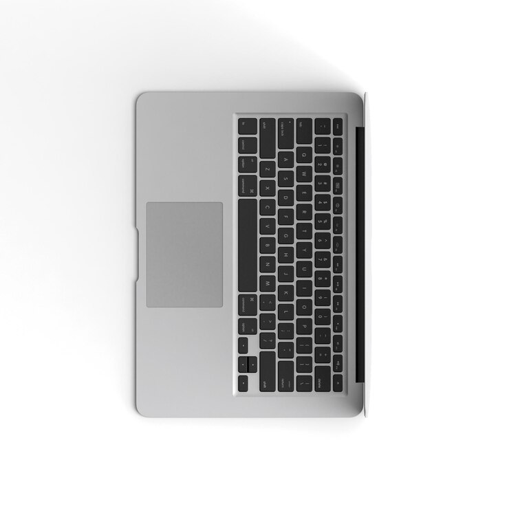 Laptop aperto schermo con schermo vuoto isolato su sfondo bianco per gli annunci vista in alto davanti a sinistra