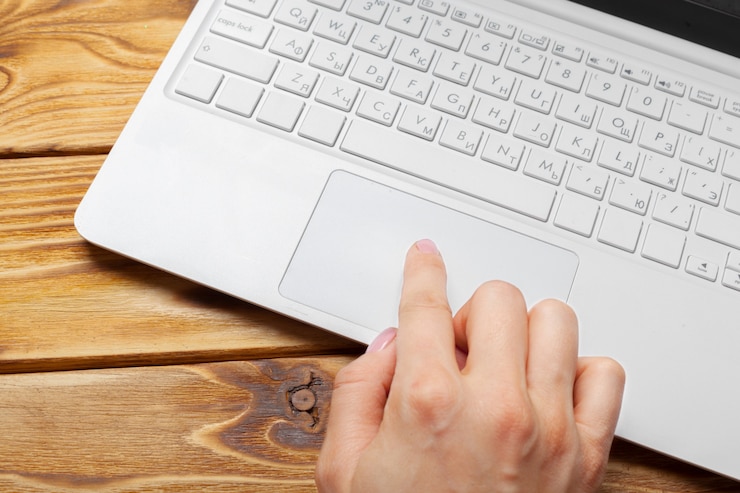 Photo laptop, buku catatan di meja kayu kerja