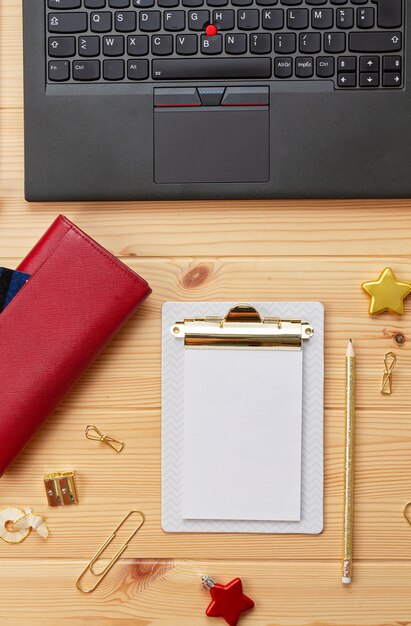 Laptop, carte di credito, borsa e decorazioni natalizie. Shopping natalizio online, acquisto di regali