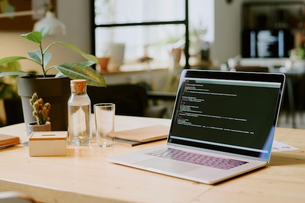 Laptop con codice sullo schermo in ufficio